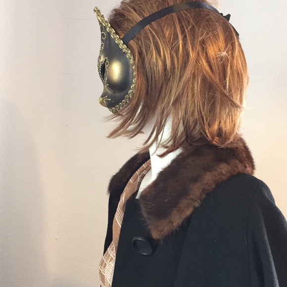 Vintage Ladies Winter Coat With Fur - Picture 5 of 8